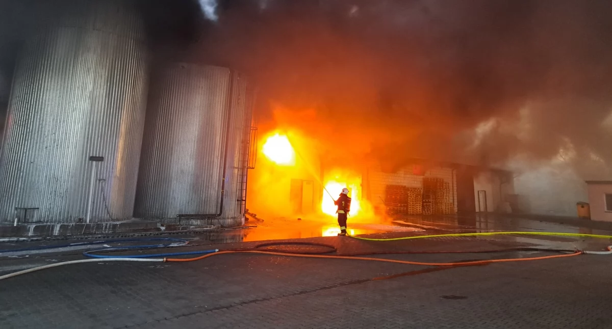 Pożar zakładu produkującego znicze w naszym regionie – 150 ton parafiny w ogniu!
