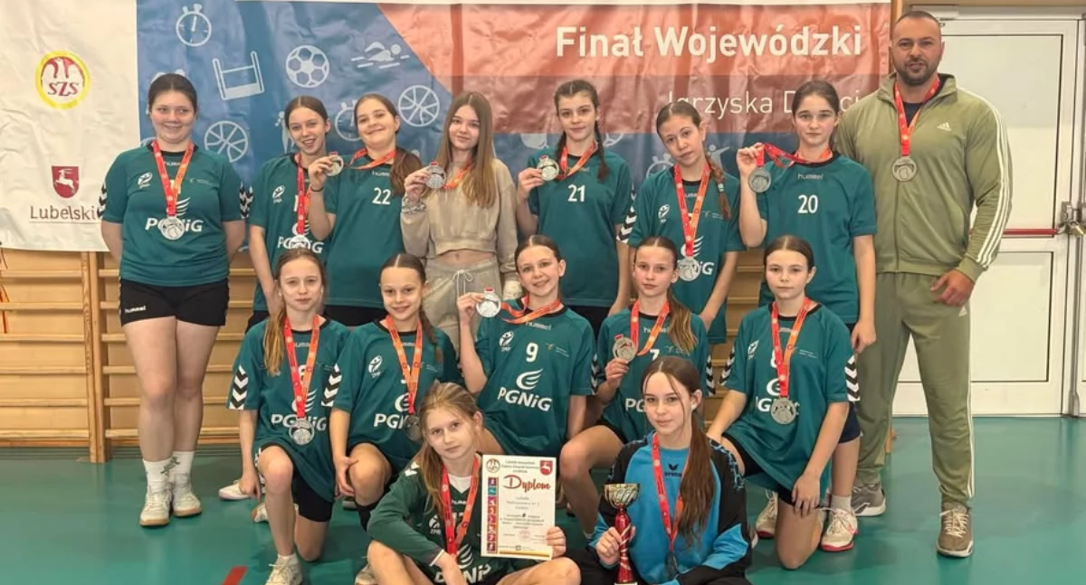 Srebrne medalistki! Dziewczęta z Jedynki wicemistrzyniami województwa w piłce ręcznej