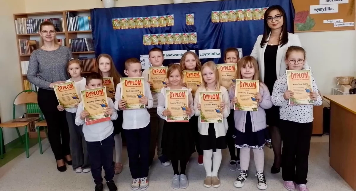 Pierwszaki z Zastawia pasowane na czytelników! Biblioteka zapełniła się nowymi miłośnikami książek