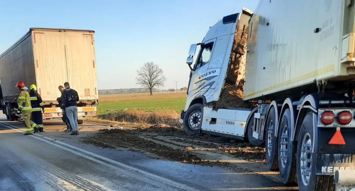 Wypadek ciężarówek pod Gołąbkami! Ruch na DK 63 przywrócono dopiero około północy