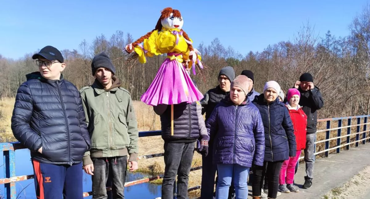 Pożegnali zimę z Marzanną! Mieszkańcy Stoczka Łukowskiego już czują wiosnę w powietrzu