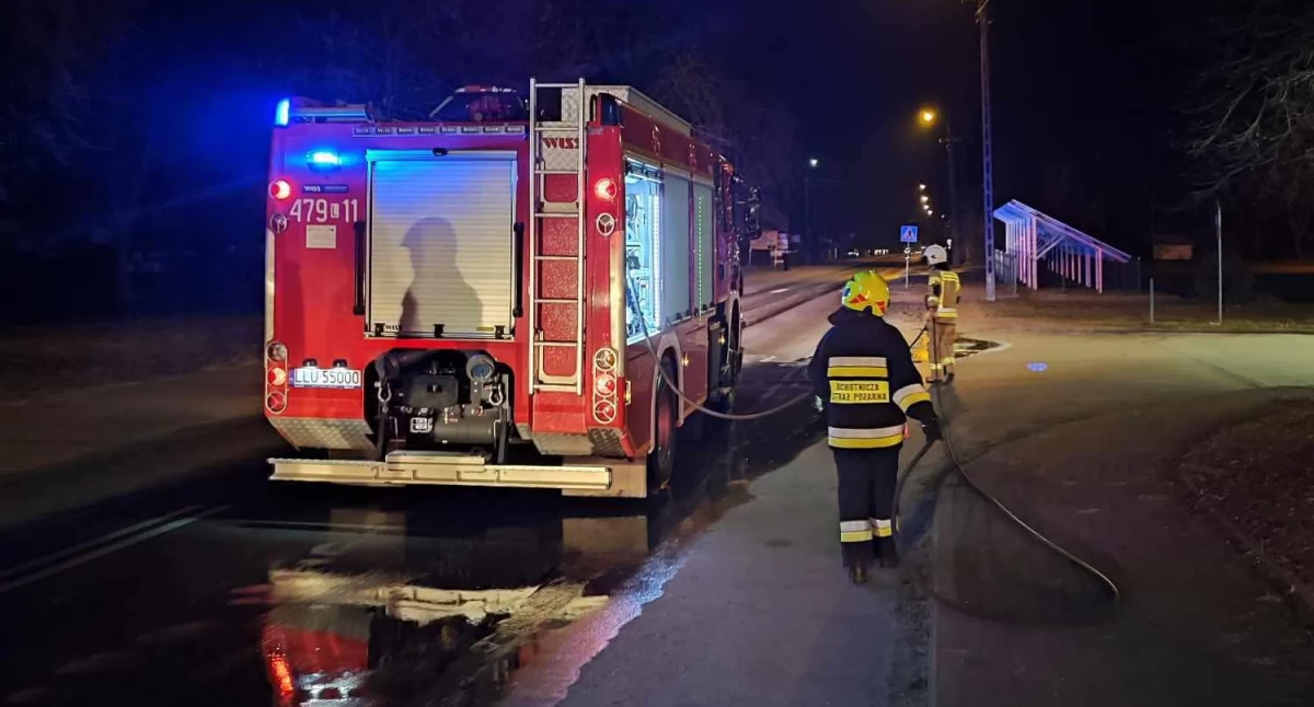 Wyciek substancji ropopochodnej na drodze w Krzywdzie! Szybka reakcja strażaków zapobiegła tragedii