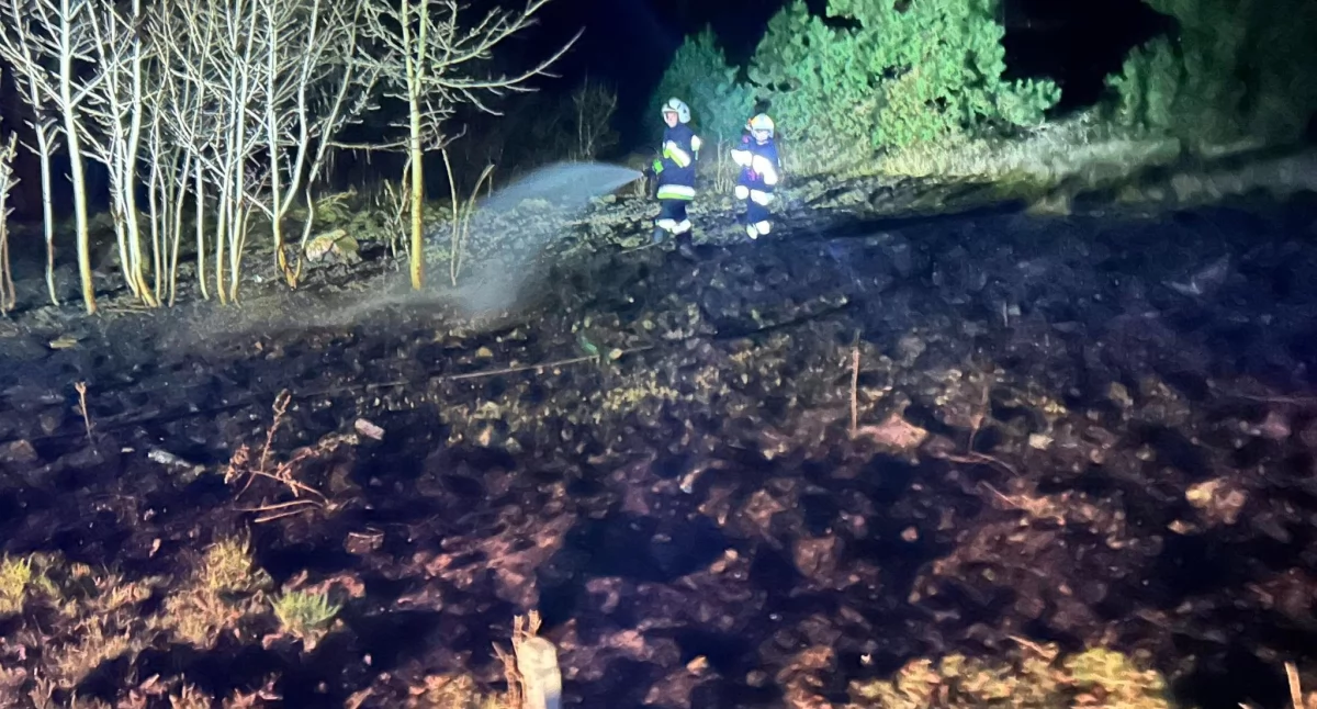 Nocna akcja strażaków z OSP Zgórznica – ogień tuż obok dawnej cegielni!