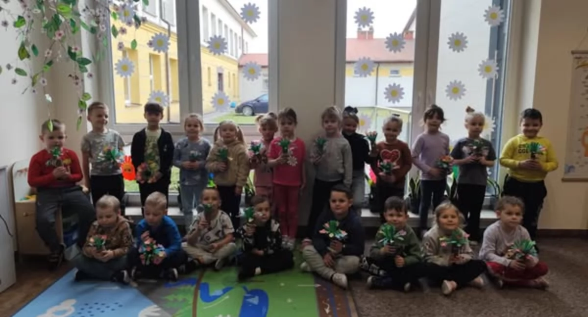 Przedszkolaki z Wólki Domaszewskiej już wiedzą, że wiosna smakuje rzeżuchą! Zobacz, jak świętowały jej nadejście