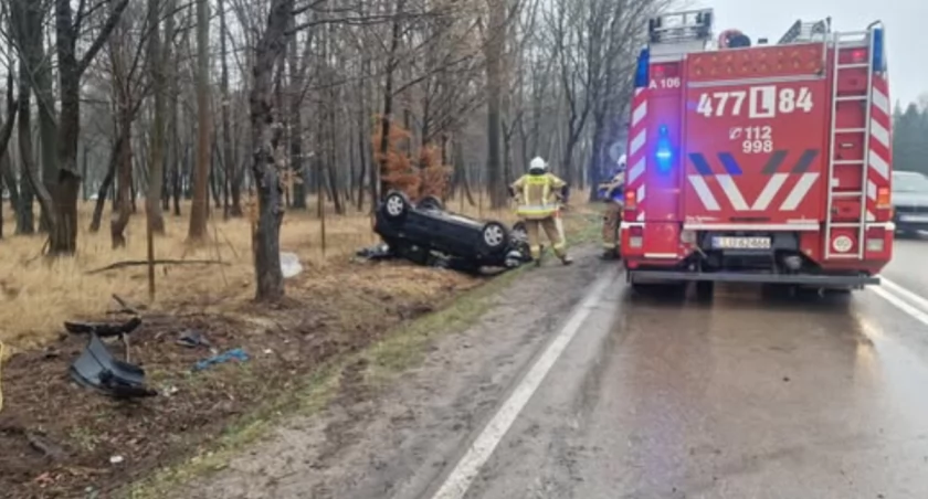 Wypadek w Jarczewie! Opel dachował, są osoby poszkodowane