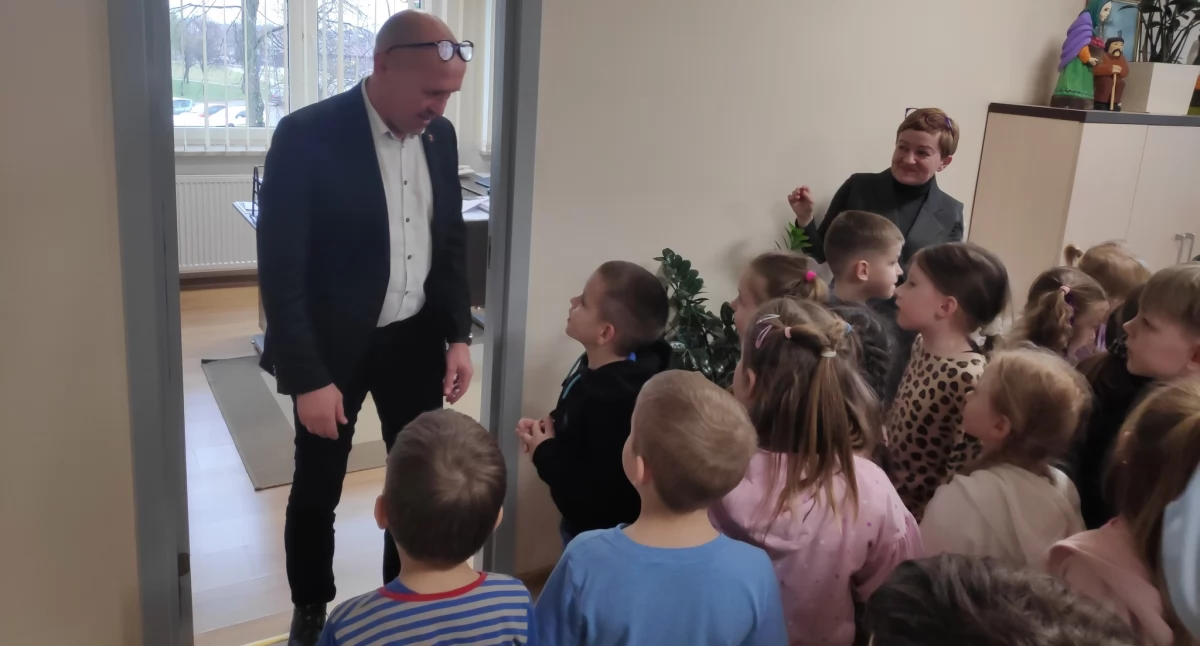 Mali obywatele w Urzędzie Gminy Łuków! Przedszkolaki z Gręzówki odkrywają tajemnice pracy urzędników