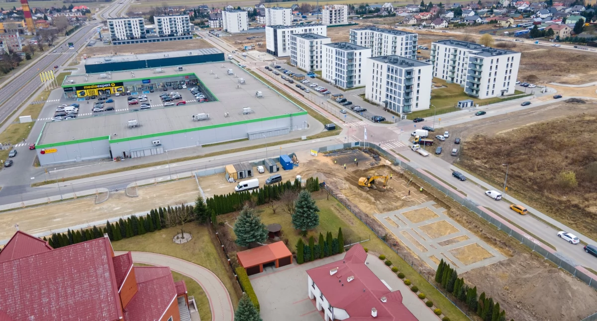 Nowe przedszkole i żłobek w Łukowie coraz bliżej. Zobacz, co już zrobiono [ZDJĘCIA Z DRONA]