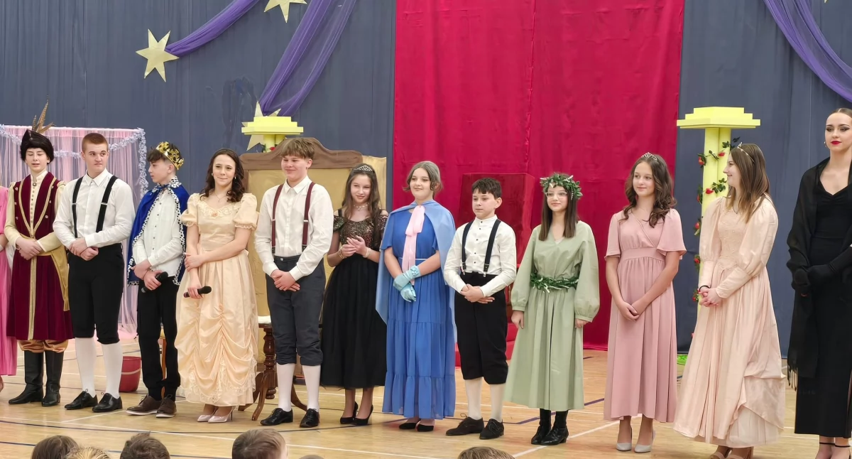 Magia teatru w Łukowie! Uczniowie stworzyli spektakl, który wzruszył publiczność (WIDEO)