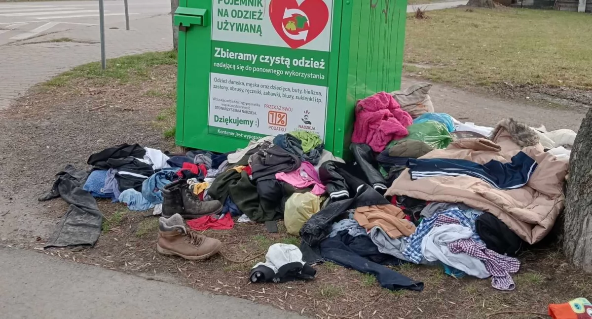 Szokujący widok przy kontenerach PCK w Łukowie! Ubrania walają się po chodnikach