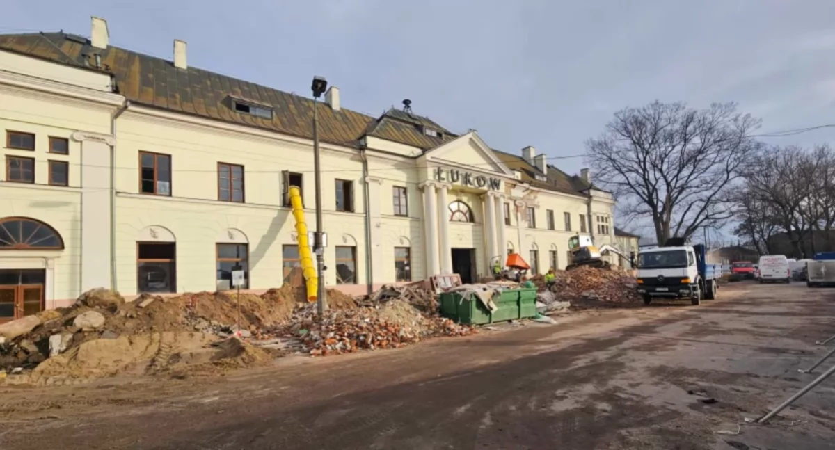 Pasażerowie marzną, a poczekalni jak nie było, tak nie ma. Miasto czeka na odpowiedź z PKP PLK