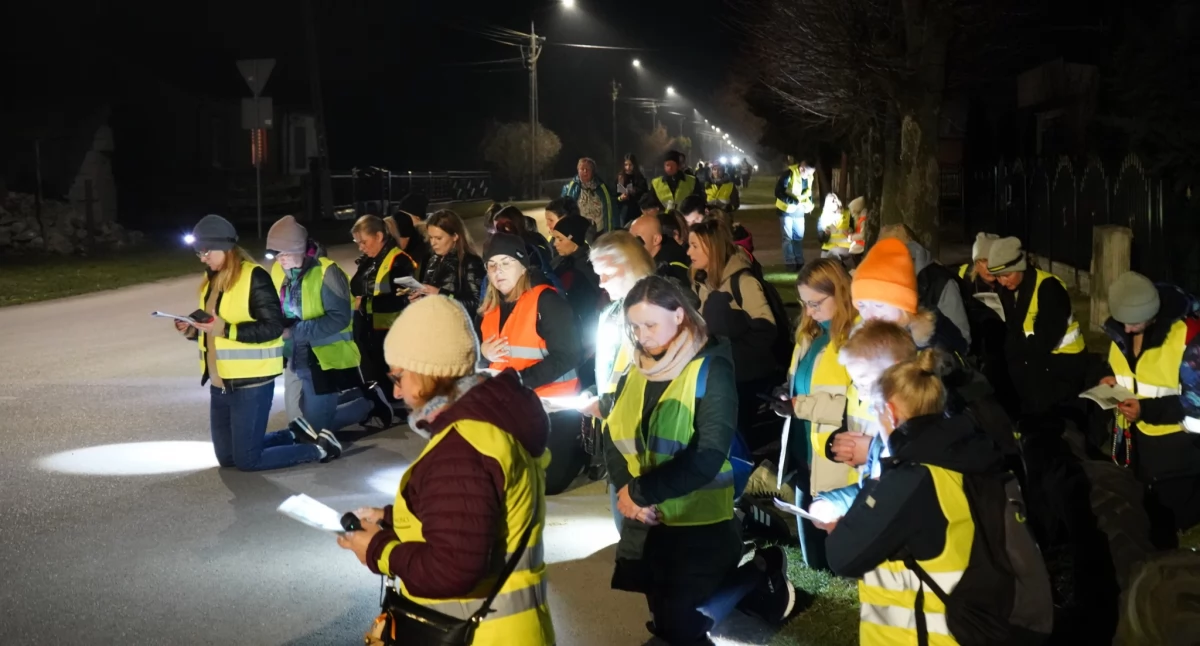 Ponad 300 osób wyruszyło w mroku i ciszy. Pokonali 17 kilometrów modlitwy i wyciszenia
