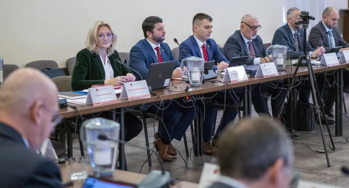 Nielegalne wysypisko i pułapka ze szkła na działce po przedszkolu! Radny alarmuje, burmistrz reaguje