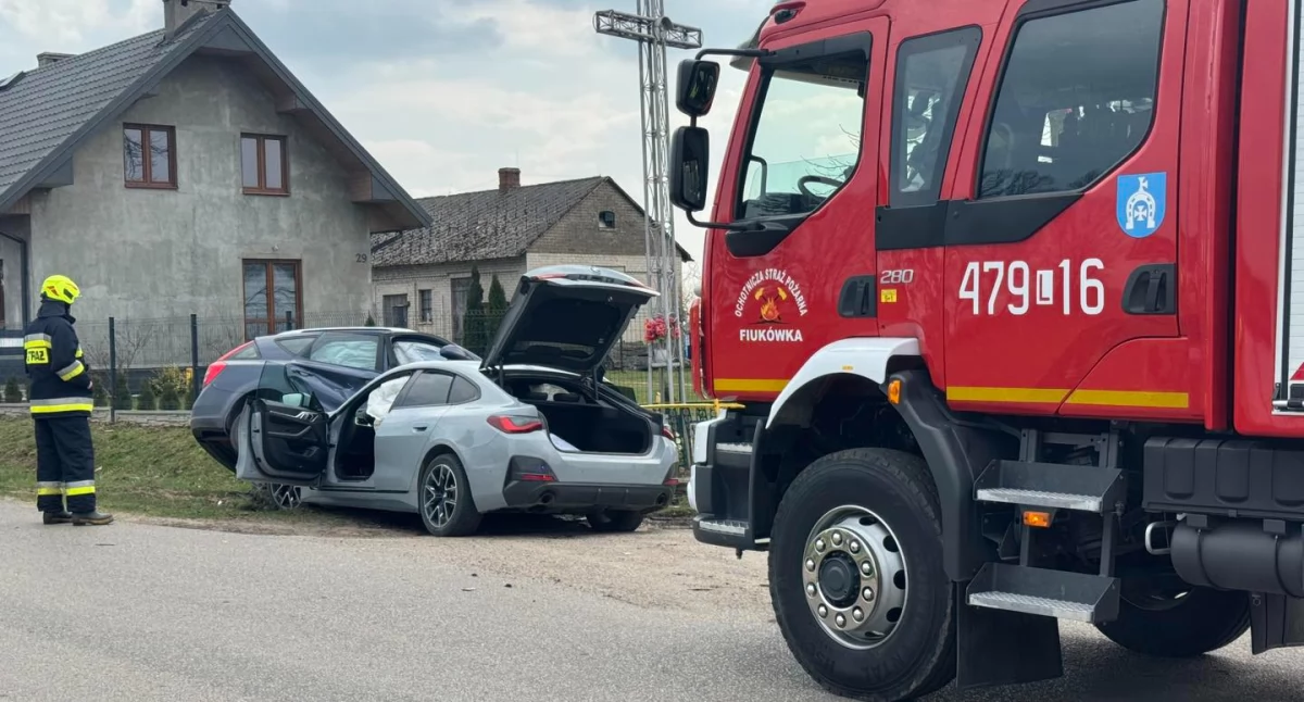 Groźny wypadek w gminie Krzywda! Dwie osoby trafiły do szpitala po zderzeniu BMW z KIA