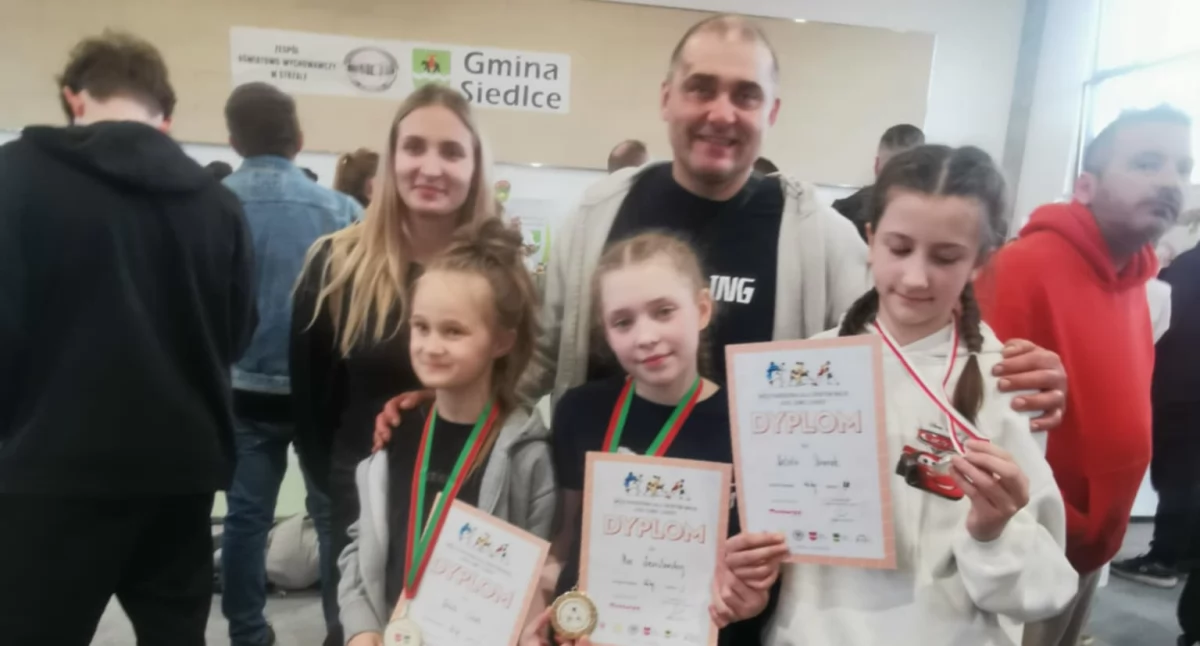 Nikola, Maja i Natalia podbijają maty! Sekcja zapaśnicza Orląt Łuków z medalami na międzynarodowej gali