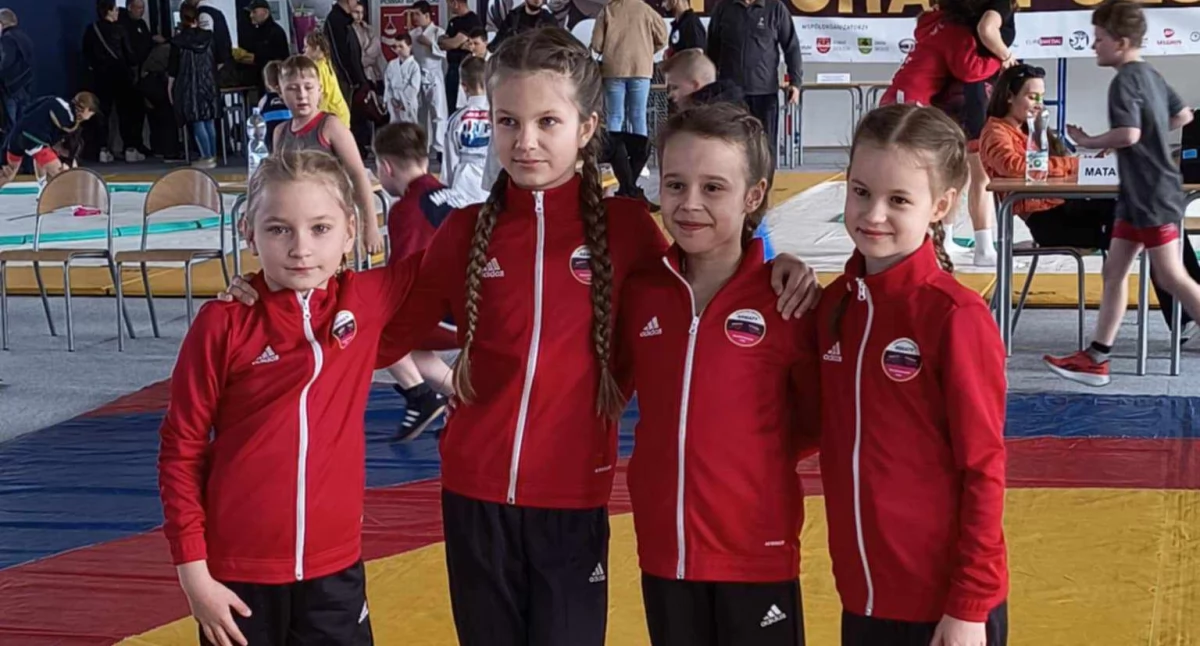 Deszcz medali dla młodych zawodniczek GKS Armaty Stoczek Łukowski! Sukces na gali sportów walki w Strzale