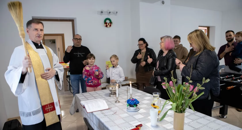 Nowe życie starej organistówki! W Jedlance ruszyła parafialna kawiarenka i siłownia