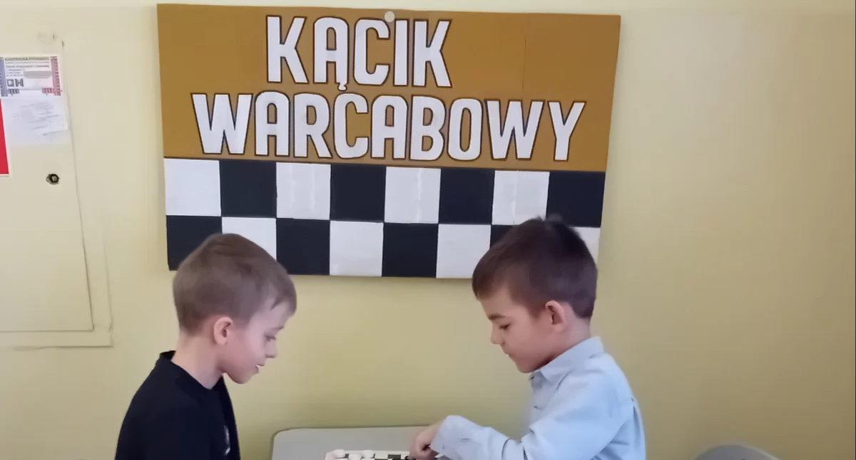 Łuków: Przedszkolaki grają w warcaby! Nowy kącik warcabowy już otwarty