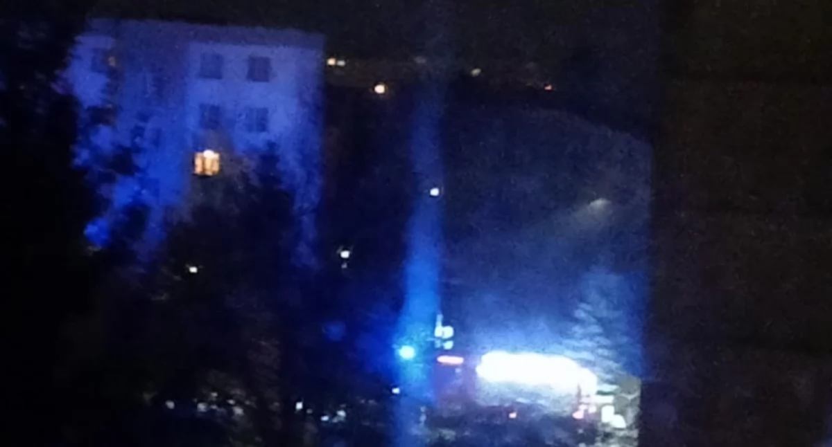 Samochód stanął w ogniu tuż obok komendy policji w Łukowie! Szybka akcja strażaków