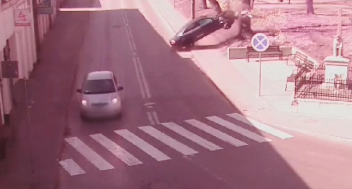 Sekundy od tragedii! Młody kierowca rozbija Audi w centrum miasta. Wszystko na oczach kamer [WIDEO]