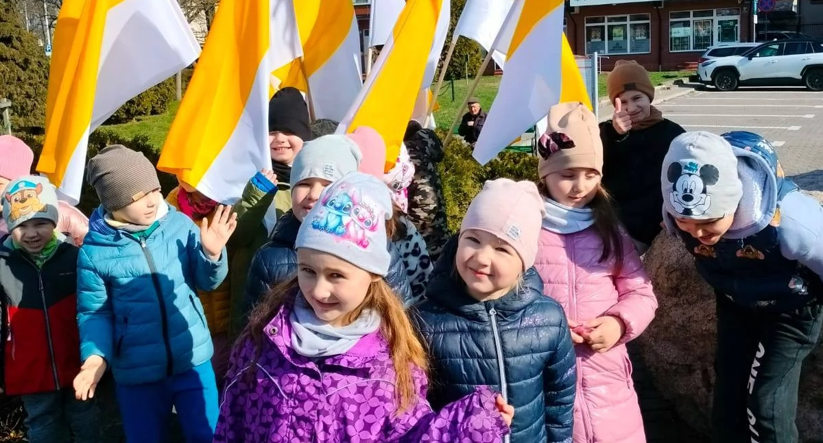 „Słoneczka” z Łukowa oddały hołd Janowi Pawłowi II. Wzruszająca wizyta najmłodszych pod pomnikiem papieża