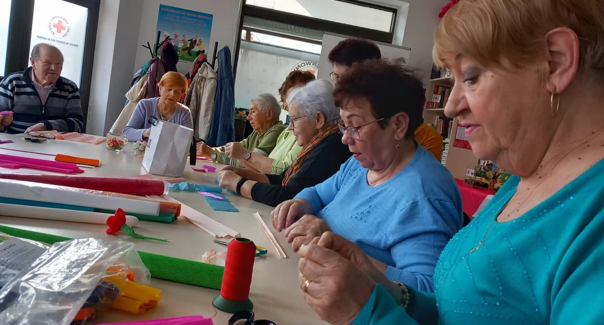 Seniorki z Łukowa zaskoczyły kreatywnością! Zobacz, co zrobiły z krepiny na Wielkanoc