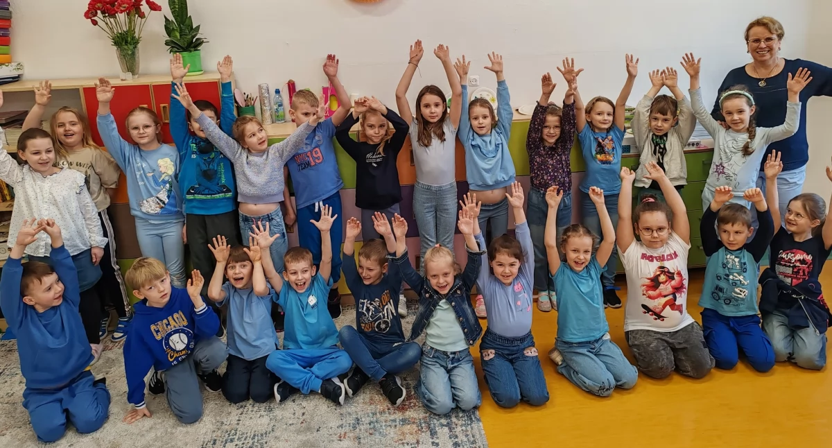 Dlaczego 2 kwietnia cała Polska świeci na niebiesko? Uczniowie z Łukowa pokazali moc solidarności!