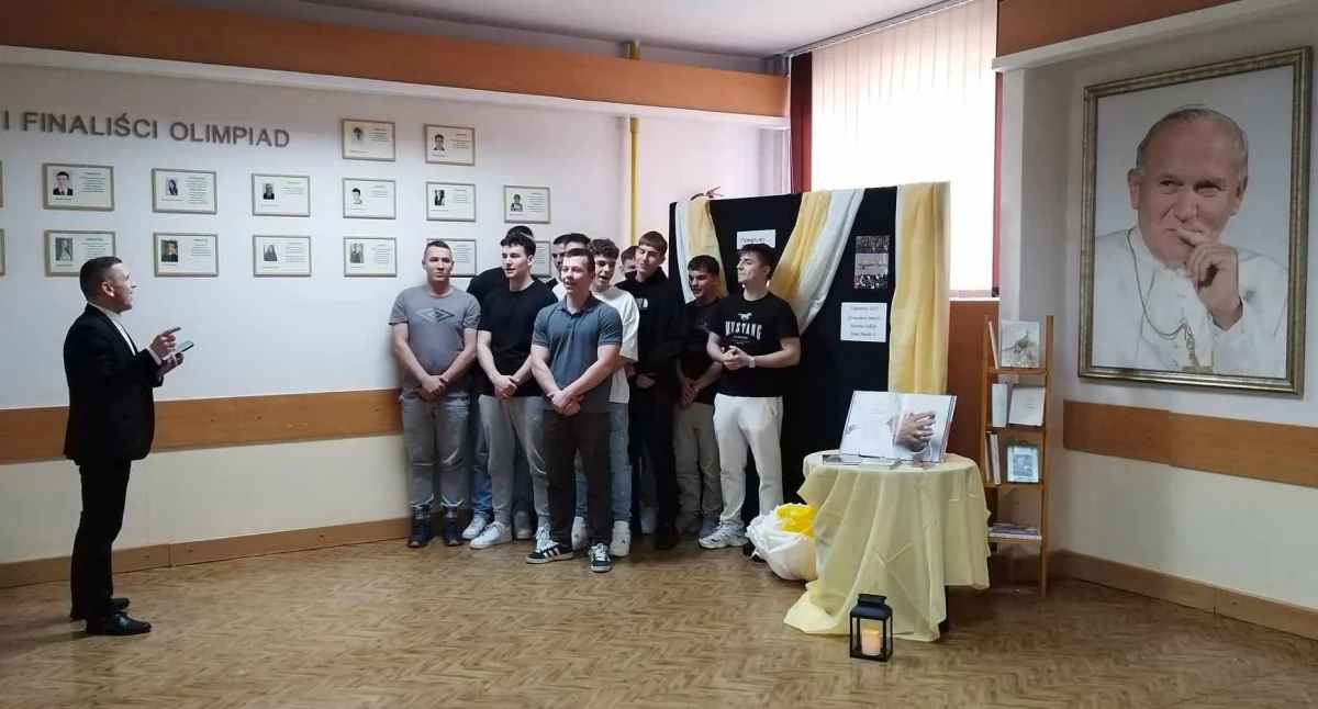 Uczniowie IV LO w Łukowie uczcili Papieża! Niezwykły hołd w 20. rocznicę śmierci Jana Pawła II