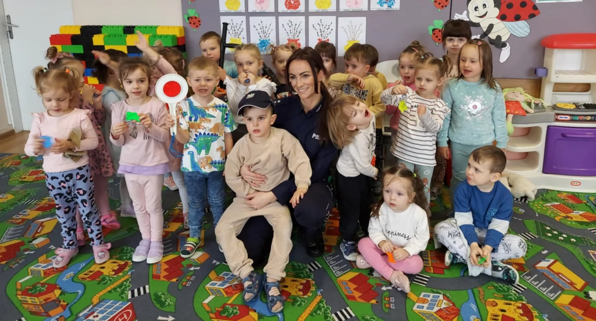 Policjantka w przedszkolu! Przedszkolaki z Łukowa uczą się, jak bezpiecznie przechodzić przez jezdnię