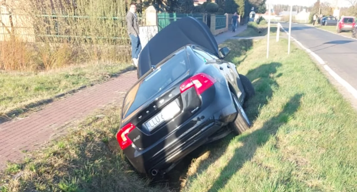 Wypadek na DW 807 w Wandowie! Zderzenie Seata i Volvo – jedna osoba trafiła do szpitala