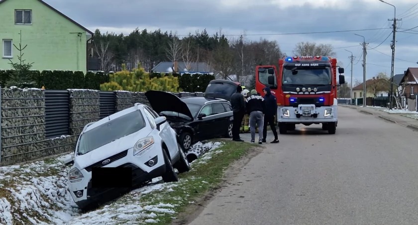 Zderzenie w Żdżarach! Dwie kobiety trafiły do szpitala, Ford w rowie – są nowe ustalenia policji