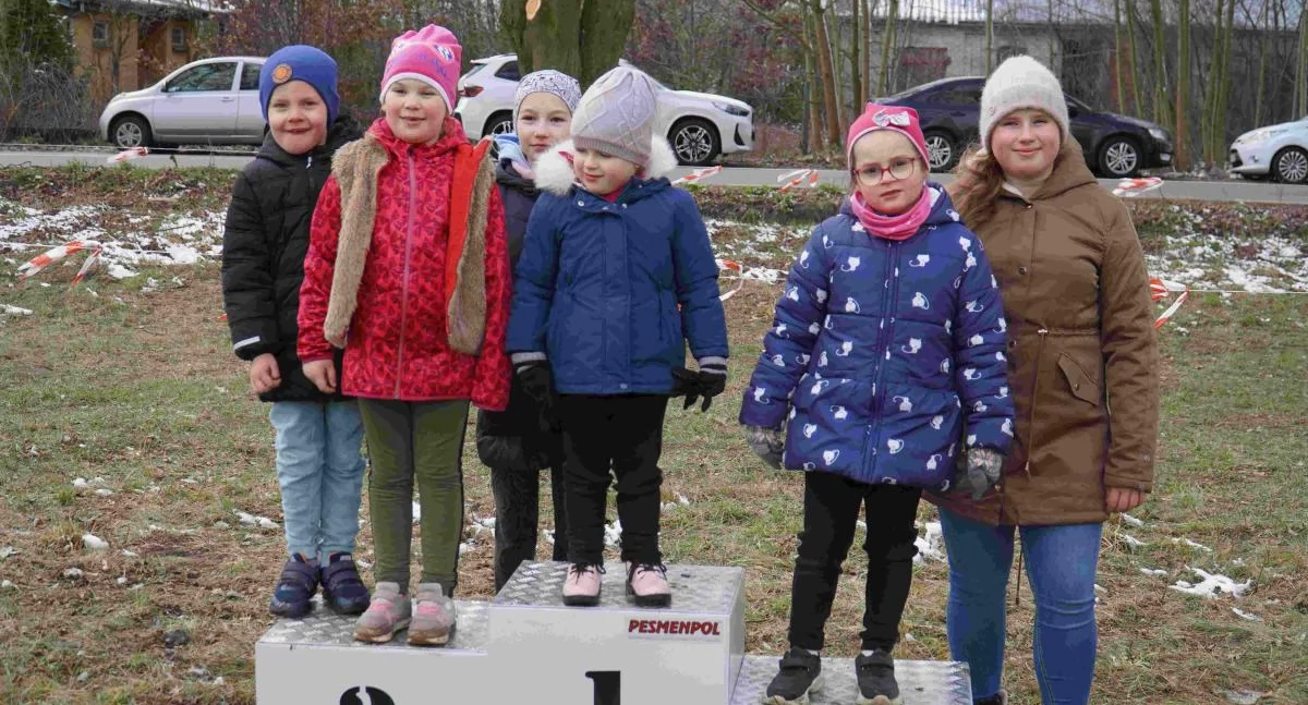 Śnieg, rywalizacja i rekord frekwencji! I Biegi Papieskie w Wandowie rozgrzały mieszkańców mimo zimna [ZDJĘCIA, WIDEO]
