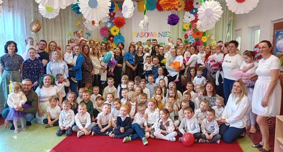 Małe kroki ku wielkiemu Światu: Pasowanie na Przedszkolaka w Adamowie (FOTO)