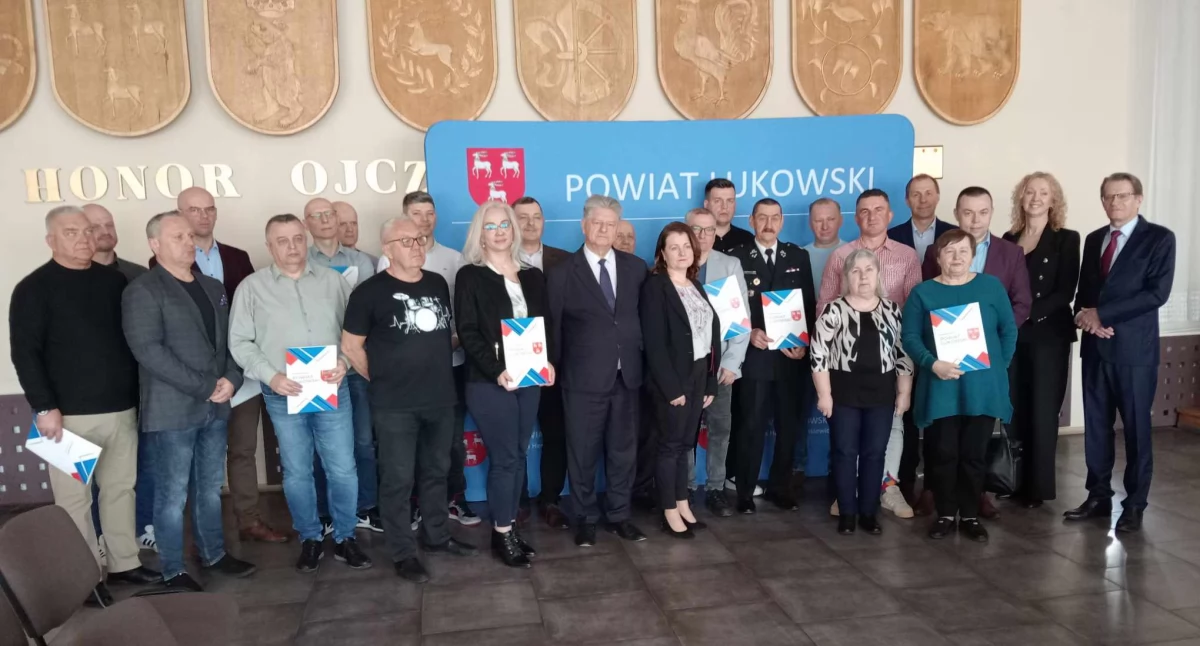 235 tysięcy złotych rozdane! Powiat Łukowski wsparł lokalne organizacje – podpisano oficjalne umowy [ZDJĘCIA]