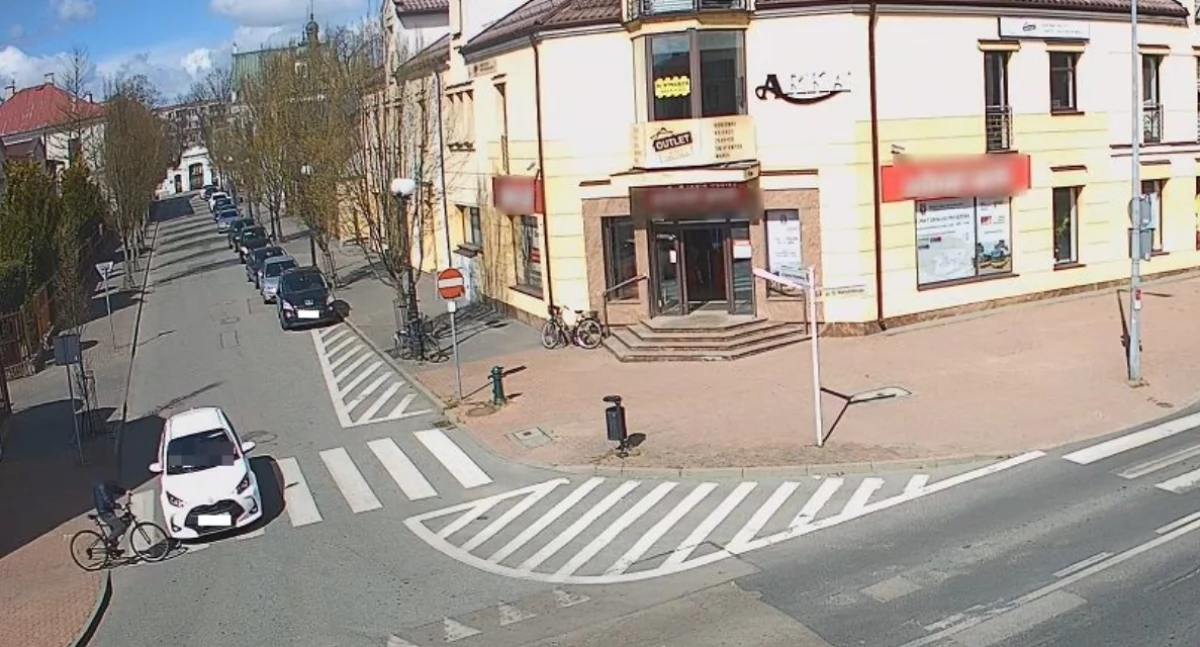 Rowerzysta potrącony na przejściu dla pieszych. Wszystko zarejestrowała kamera miejska [ZOBACZ WIDEO]
