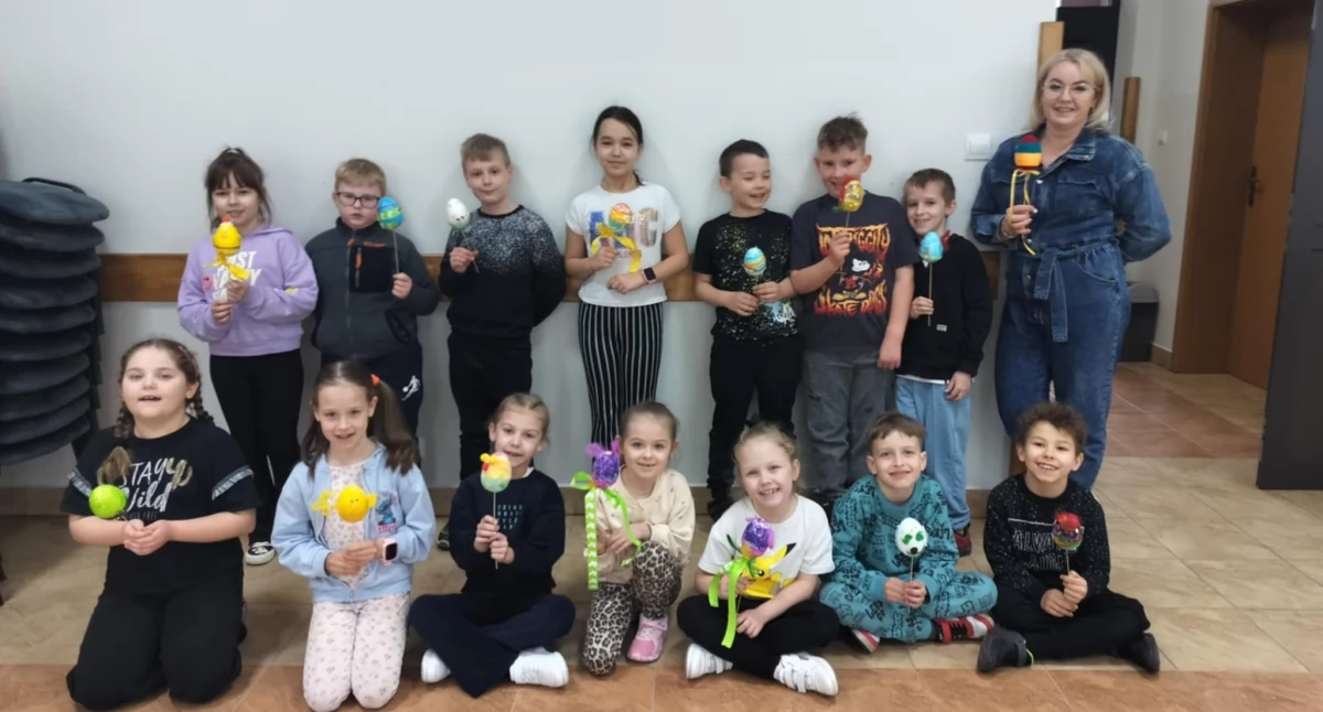 Pisanki jak z bajki! Tak dzieci z Dąbia i Krynki świętowały Wielkanoc w bibliotekach