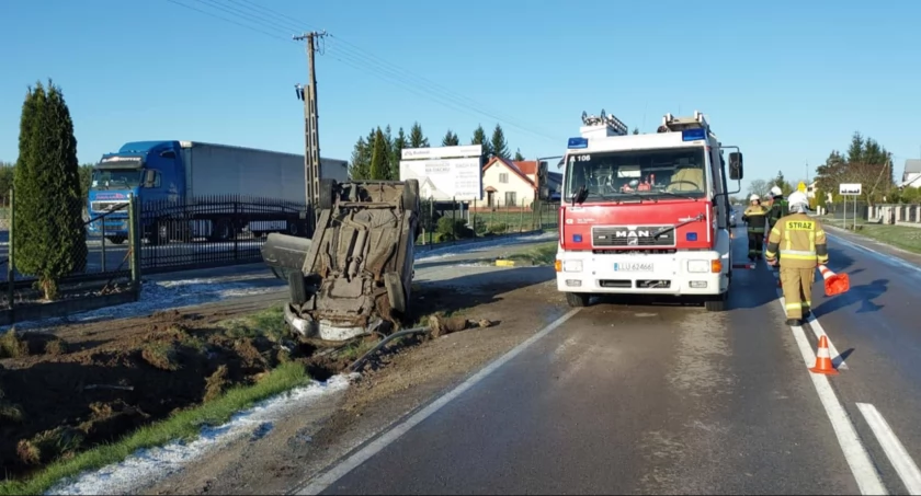 Niebezpieczny poranek na DW807! Opel dachował, kobieta w szpitalu – mamy zdjęcia z miejsca zdarzenia