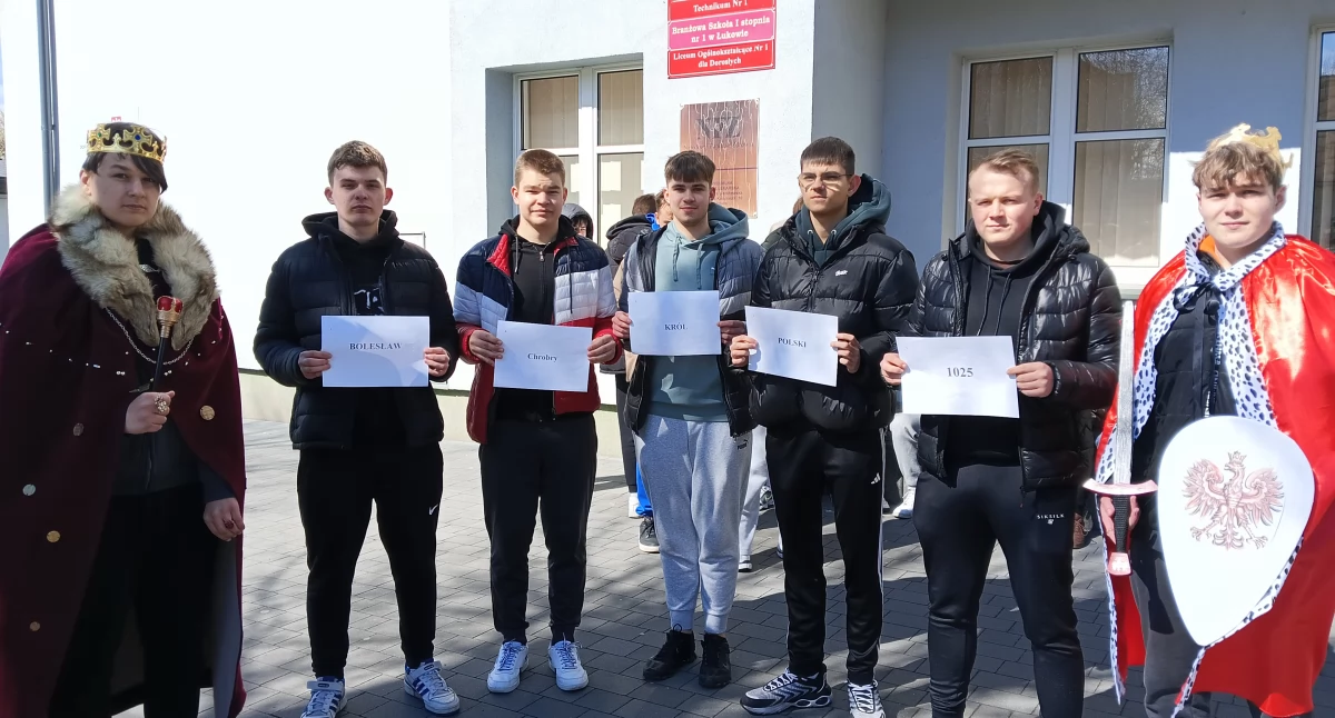 Gra terenowa z 3 Tia – epicka podróż w czasy Piastów! Ogólnopolski projekt „1000-lecie Królestwa Polskiego” w ZS 1 Łuków