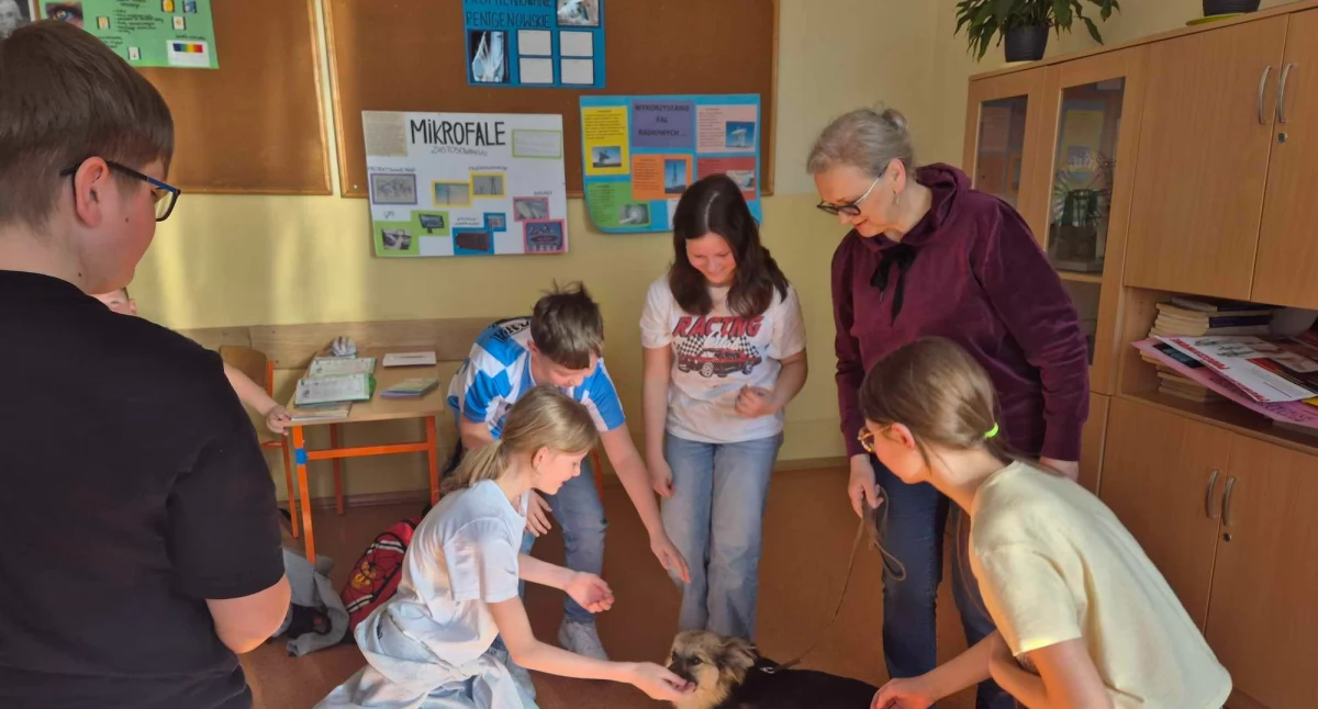 Uczniowie z „Dużej Jedynki” uratowali zwierzaki! Niezwykła wizyta i konkretna pomoc