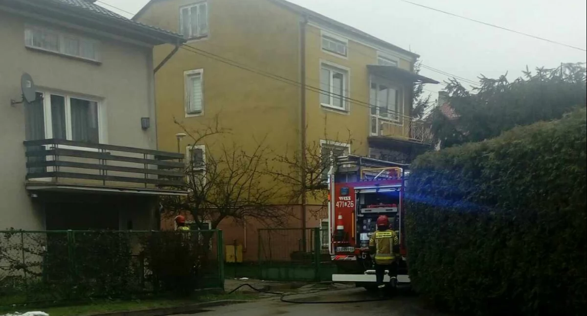 Groźny pożar w Łukowie! Sadza w kominie stanęła w ogniu – strażacy w akcji na ul. Przybosia!