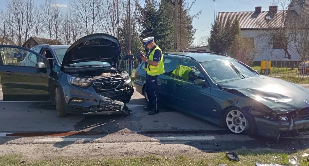 BMW wpada na Opla Mokkę w Kolonii Jamielnik! 24-latek traci panowanie nad autem – są ranni
