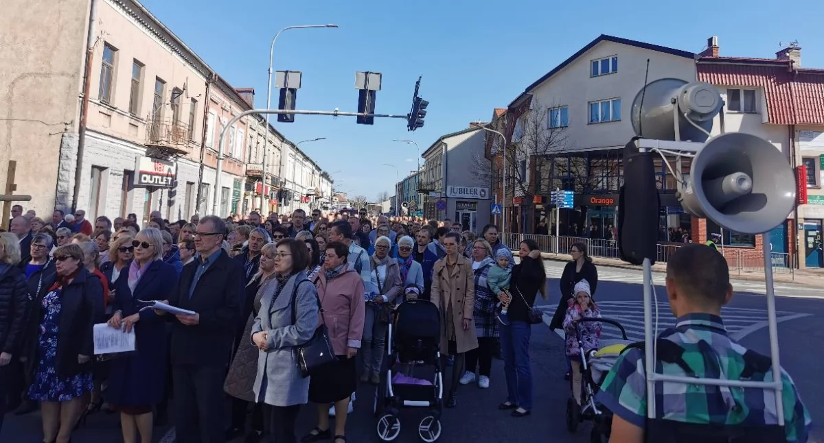 Setki wiernych na Drodze Krzyżowej w Łukowie. Ulicami miasta przeszła modlitewna procesja