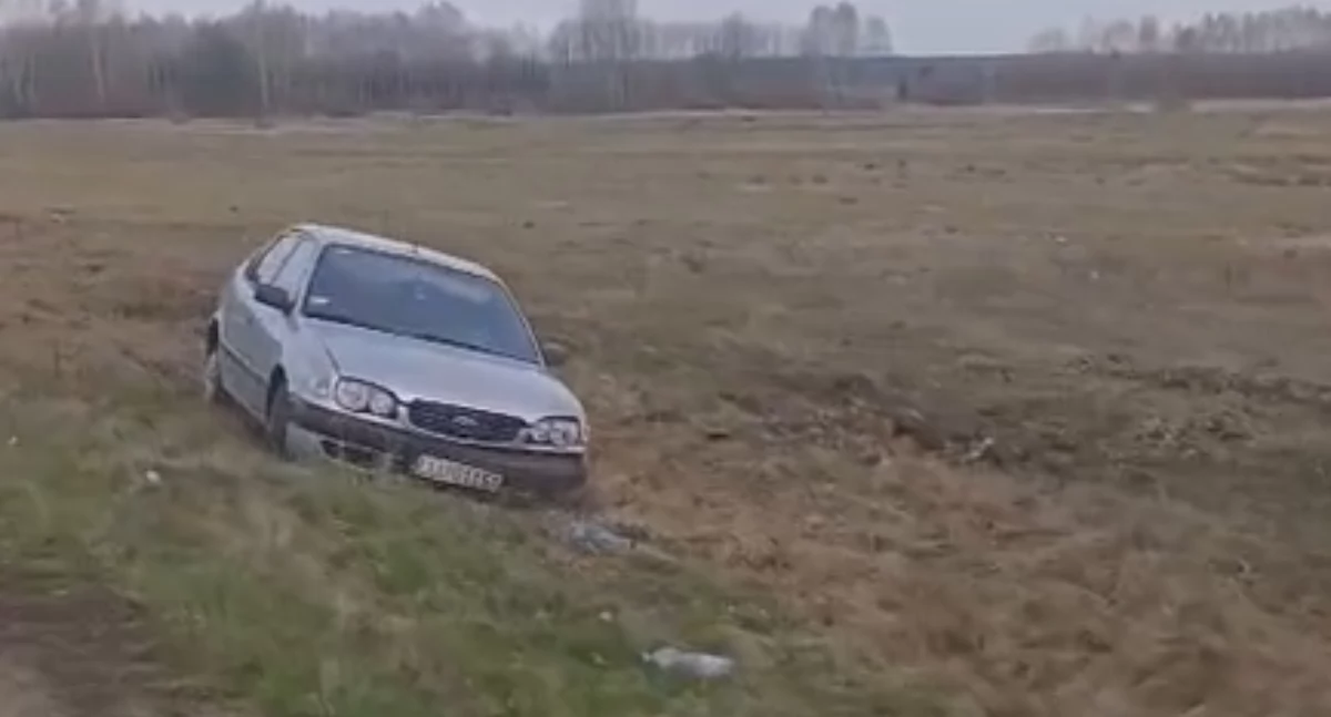 Poranny wypadek młodego kierowcy na DK76! Auto wylądowało w rowie - MAMY WIDEO