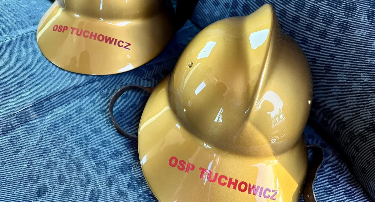 Strażacy z OSP KSRG Tuchowicz z odnowionymi hełmami i nowymi włóczniami – gotowi do warty przy Grobie Pańskim