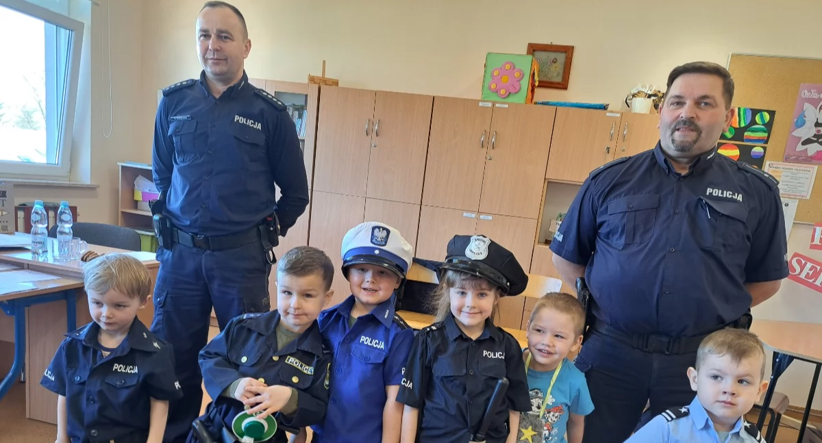 Dzieci z Serokomli w centrum akcji! Policjanci odwiedzili przedszkole i zrobili furorę