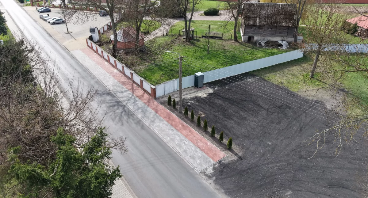 Nowy chodnik i parking przy kościele w Tuchowiczu. Parafianie już korzystają!