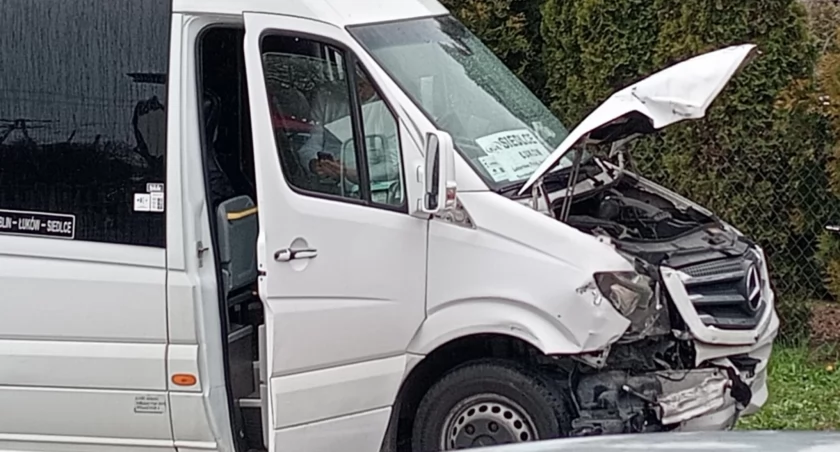 Zderzenie busa kursowego z VW na DW 808. Policja wskazuje sprawczynię – 20-latka z mandatem