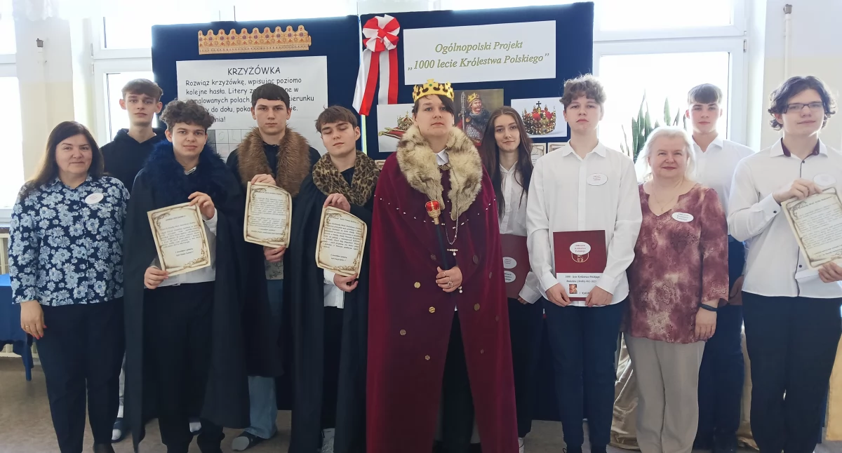 Król Bolesław Chrobry odwiedził ZS nr 1 w Łukowie! Uczniowie mieli okazję porozmawiać z monarchą i zdobyć „słodkie denary”!