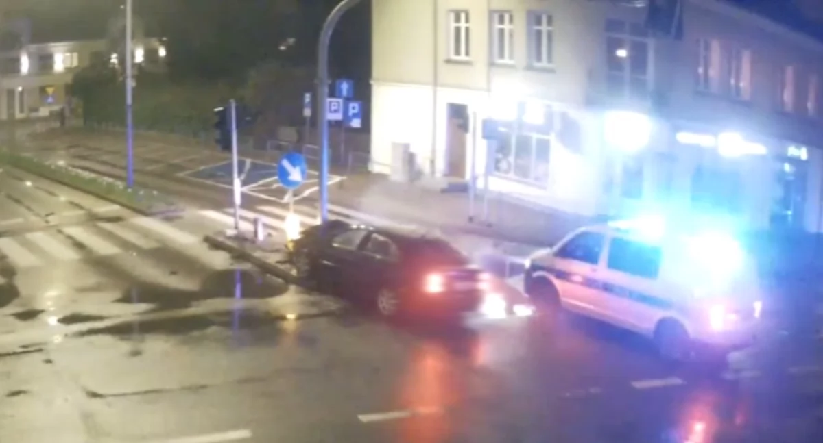 Pijany uciekinier rozbił się na słupie w centrum Łukowa! Miał ponad 2,5 promila i sądowy zakaz prowadzenia! [WIDEO]