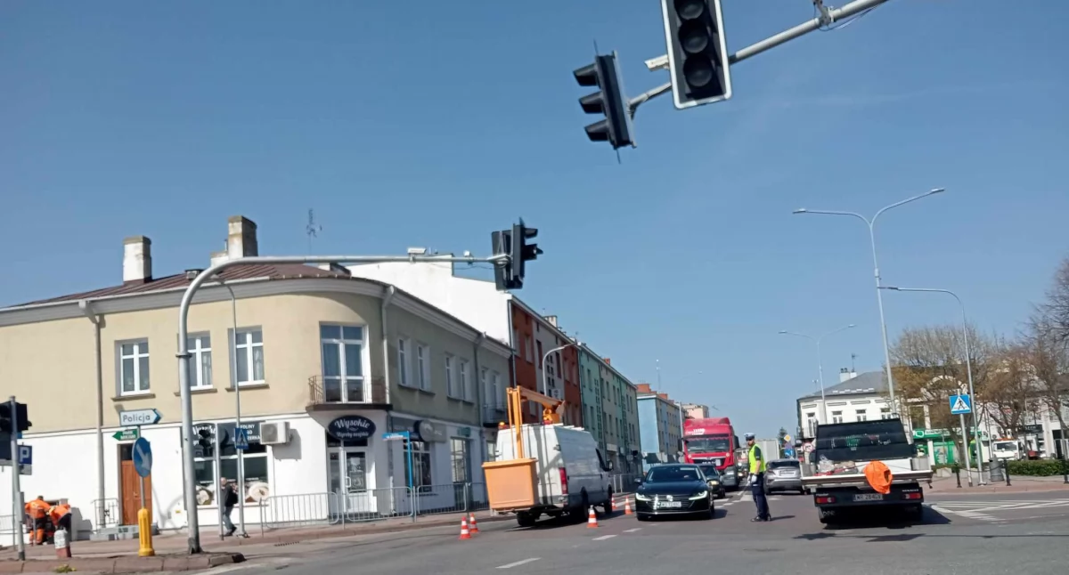 Po pijackim rajdzie – teraz naprawiają sygnalizację! Utrudnienia w centrum Łukowa – policja kieruje ruchem