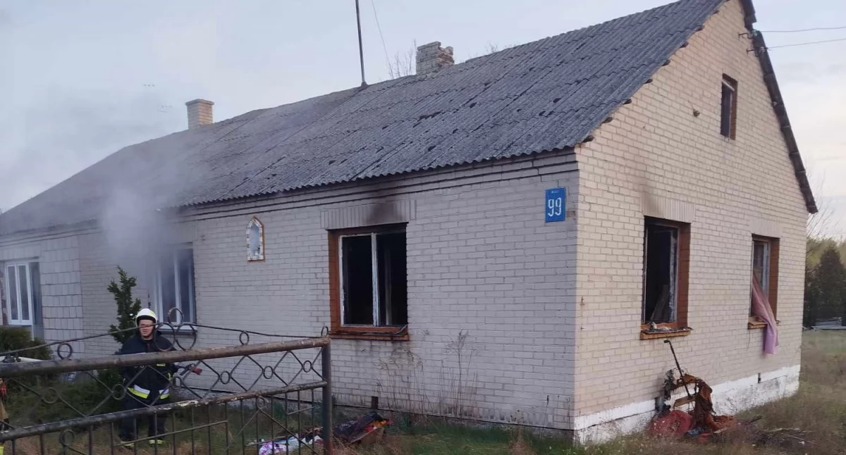 Groźny pożar nad ranem! Ogień strawił pomieszczenie w opuszczonym domu w gminie Stanin